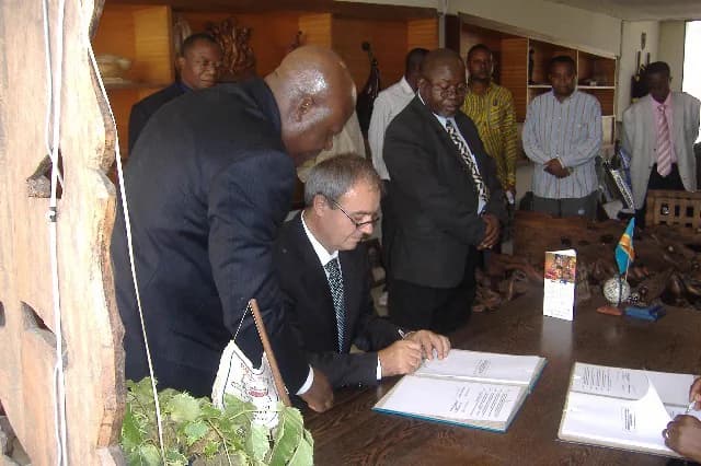 Firma di documenti durante la visita della delegazione FederTerziario a Kinshasa
